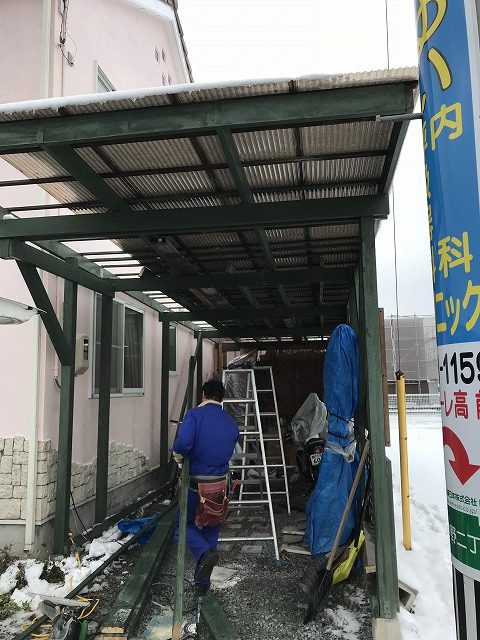 盛岡市向中野で行った車庫のポリカ屋根補強と窓交換工事シーリング処理をしました。